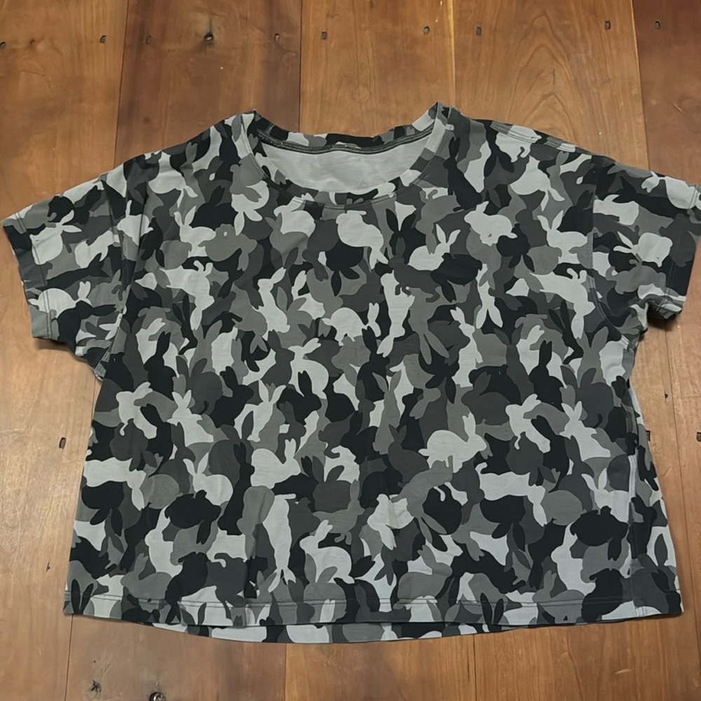 lululemon athletica Women's Short Sleeve Camouflage Tee in Black & Gray